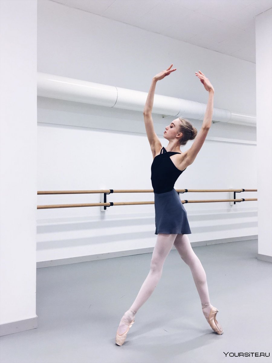 Девушка у балетного станка