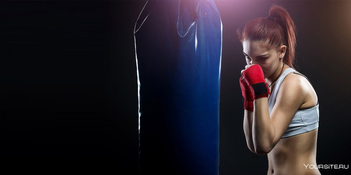 Женская фотосессия с боксерской грушей