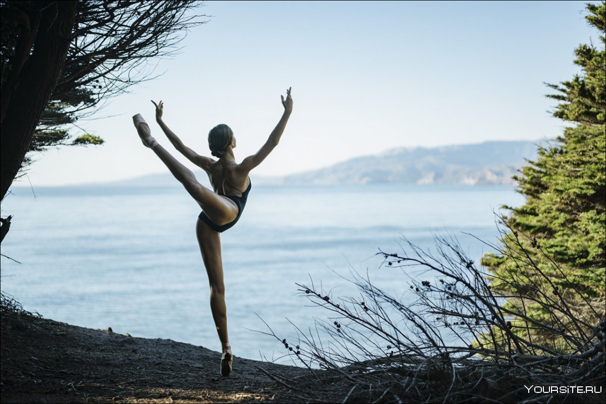 Балерина на фоне океана