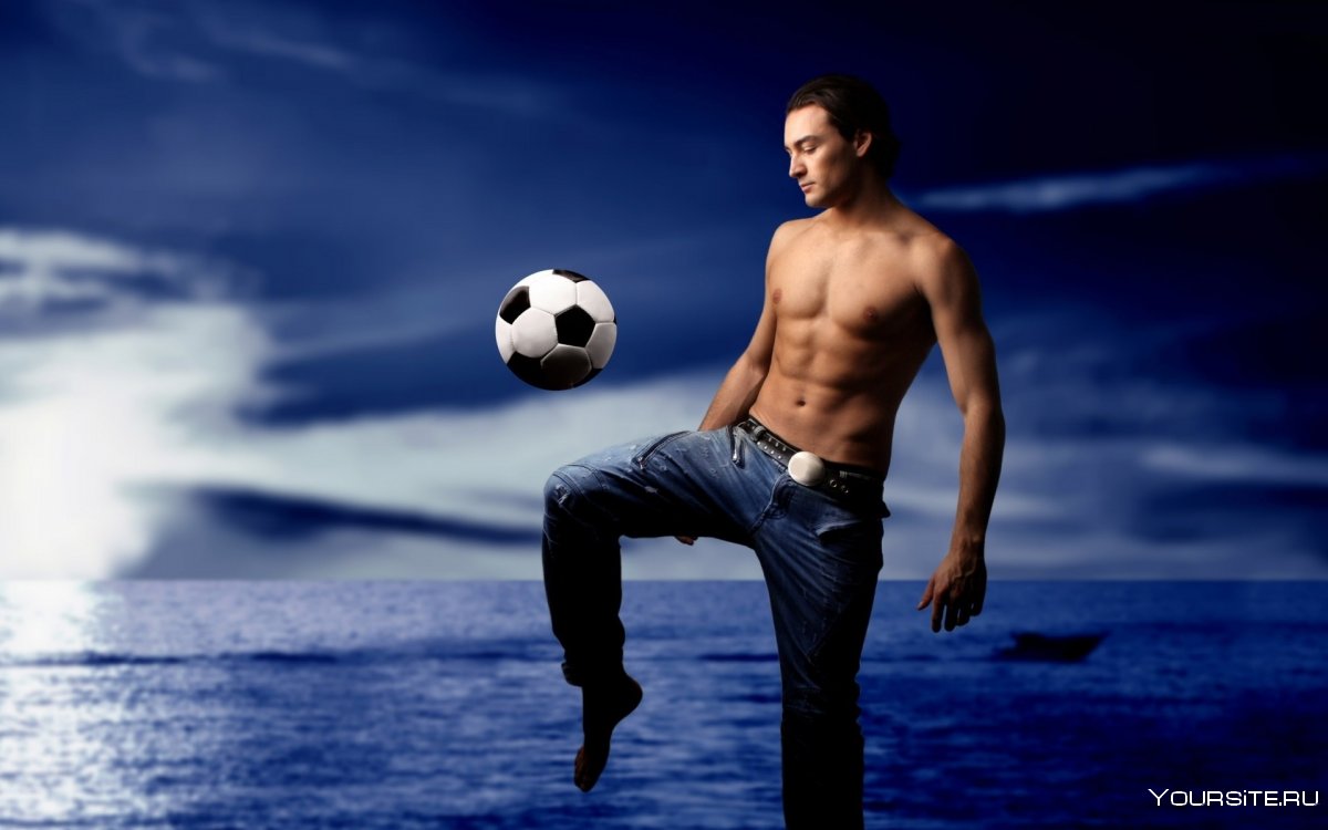 Мужчина с футбольным мячом