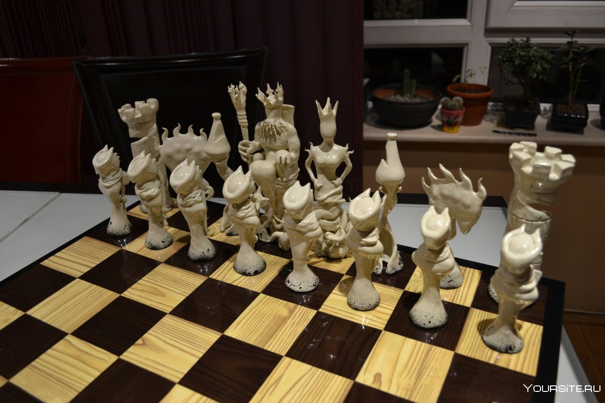 Разбросанные шахматные фигуры