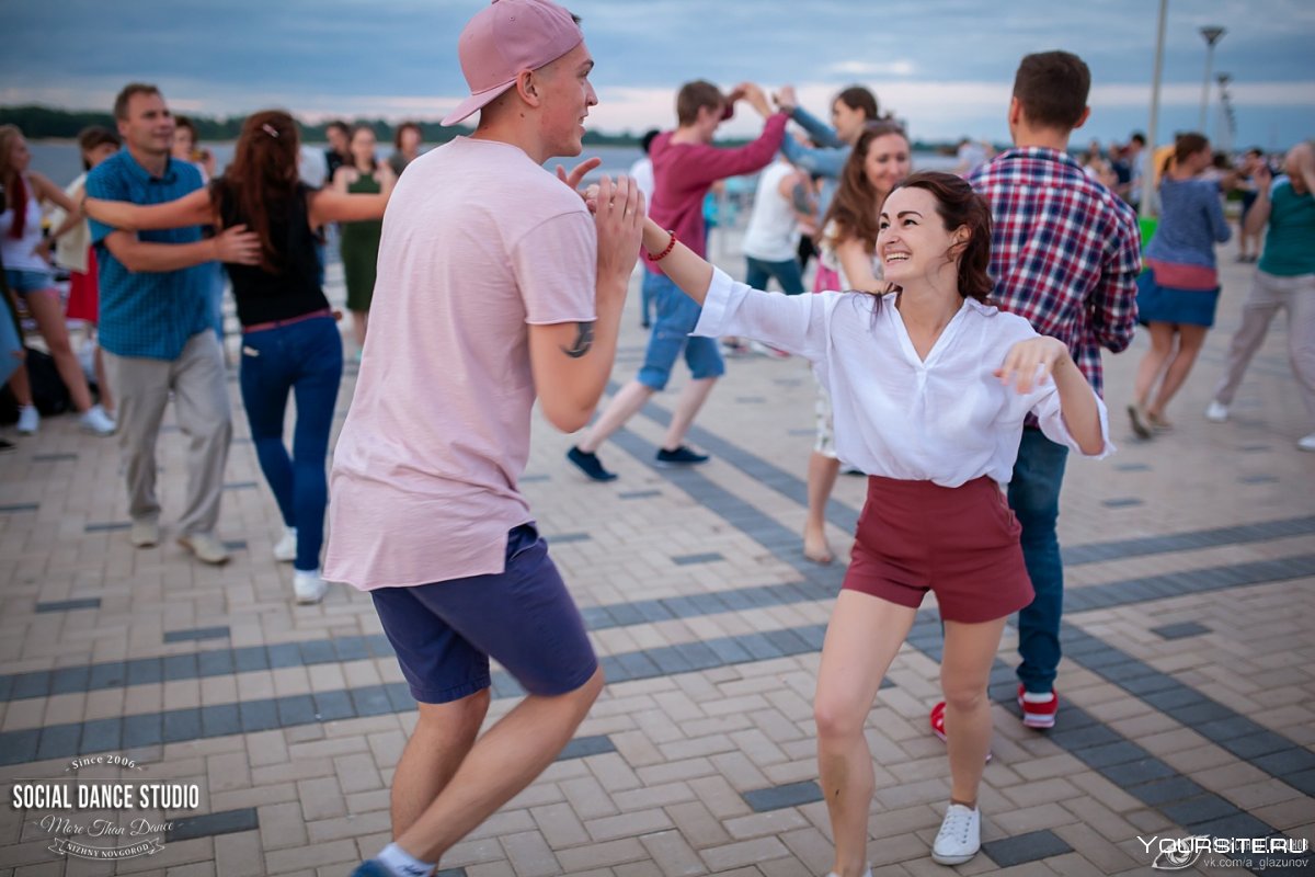 Где в Алании танцуют социальные танцы на улице