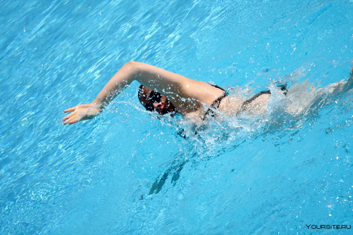Эмили Дидонато плавает в бассейне
