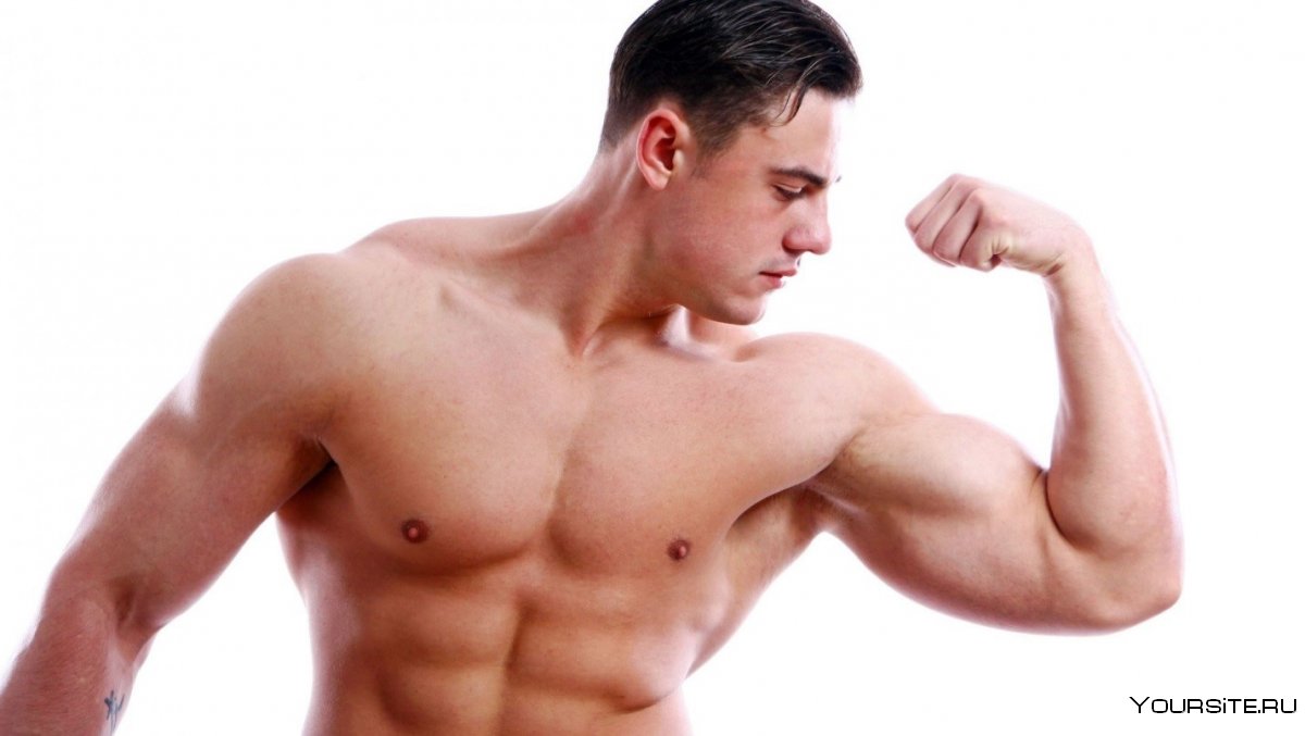 Человек показывает мускулы