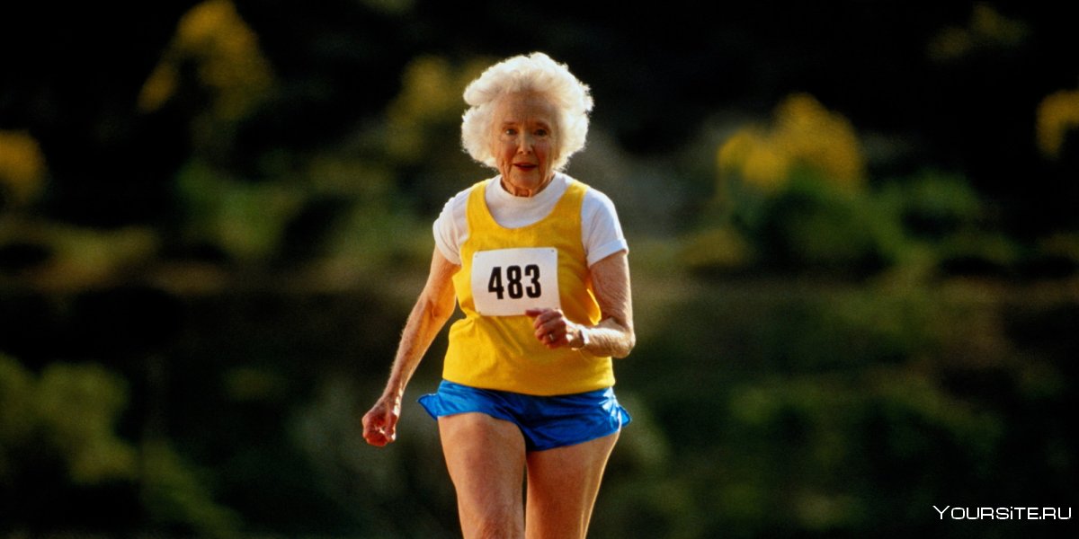 Пожилая женщина бежит