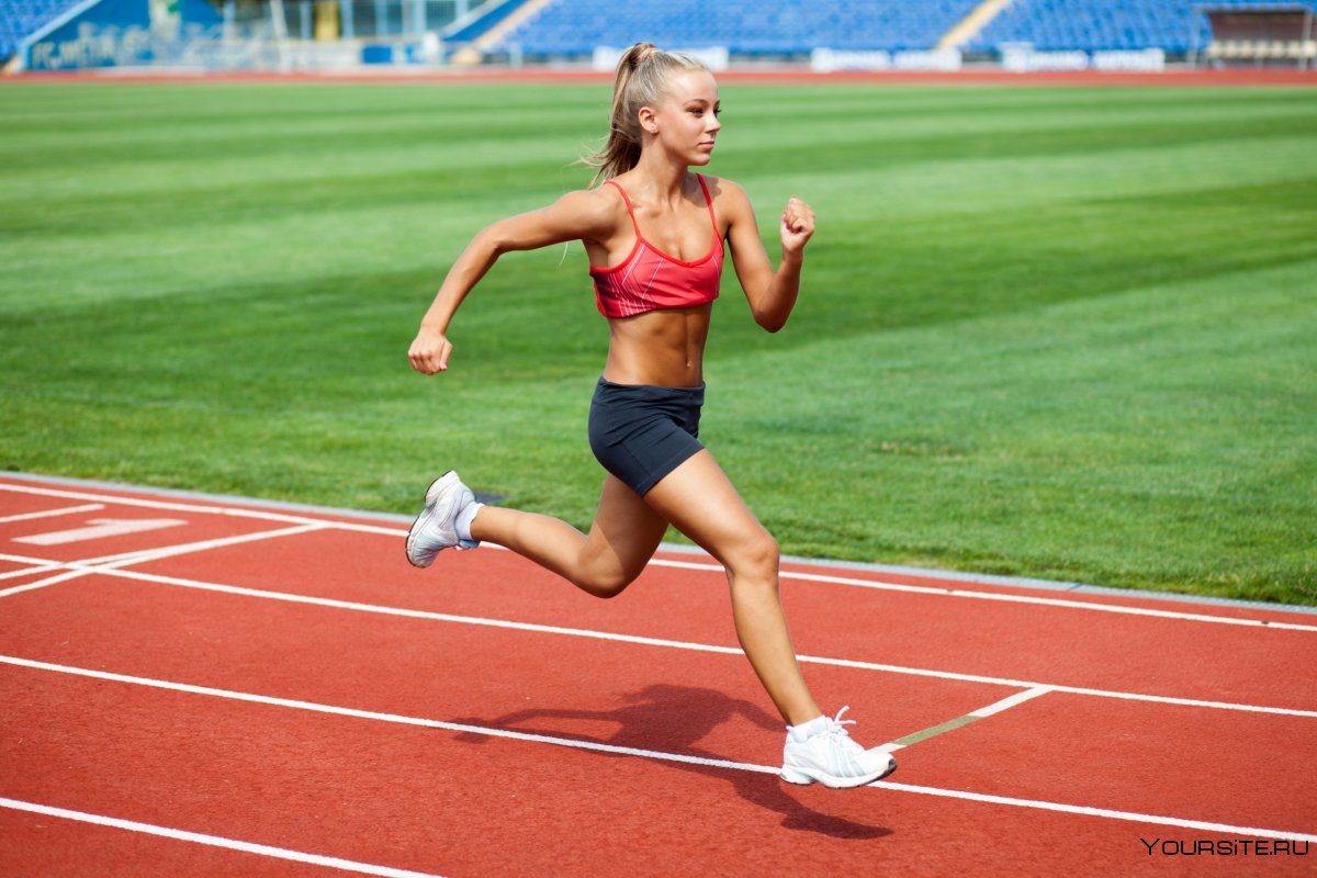 Спортсменка бежит