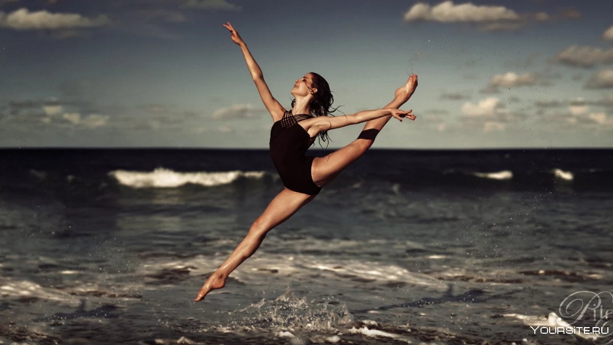 Балерина на фоне моря