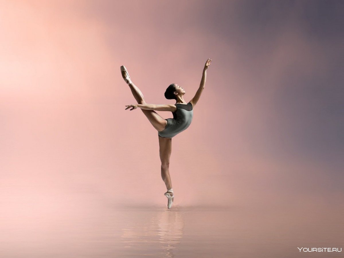 Балерина на однотонном фоне