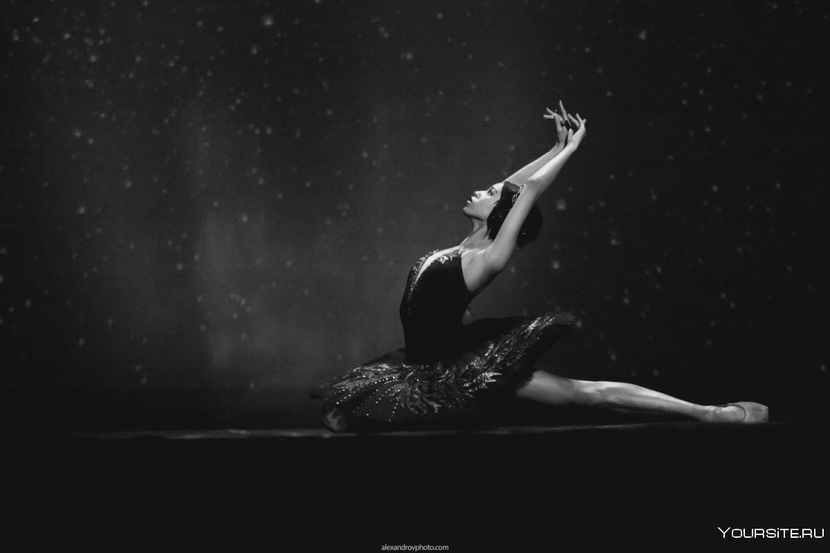 Балерина в черном на сцене
