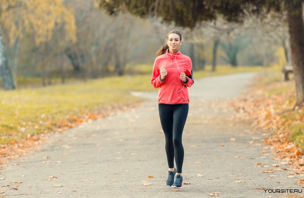 Девушка на пробежке осень