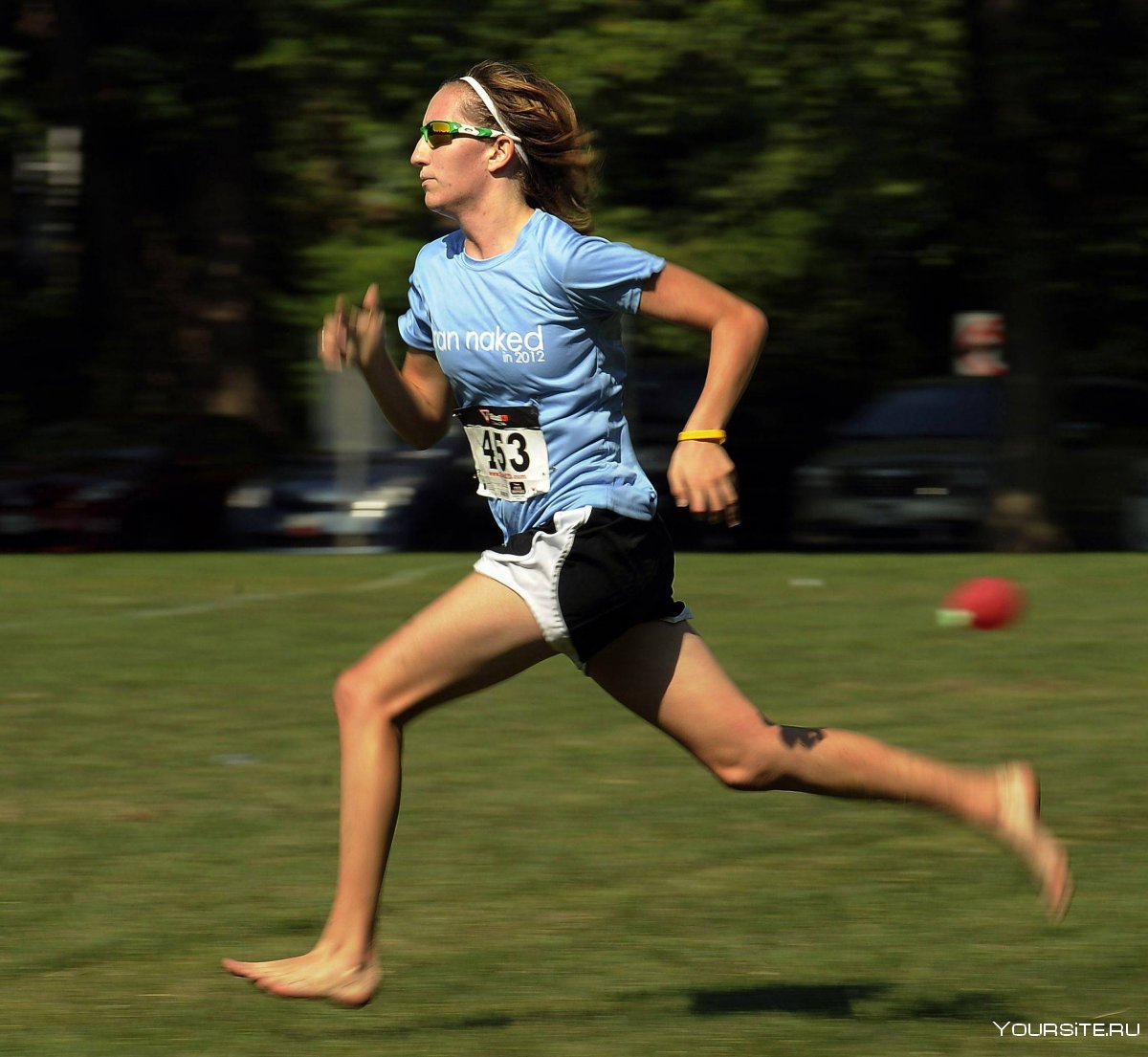 Спортсменка бежит босиком