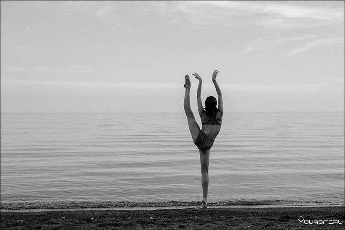 Балерина на фоне моря