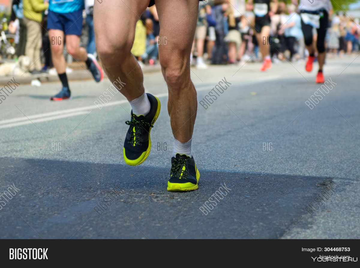 Ноги марафонцев после забега