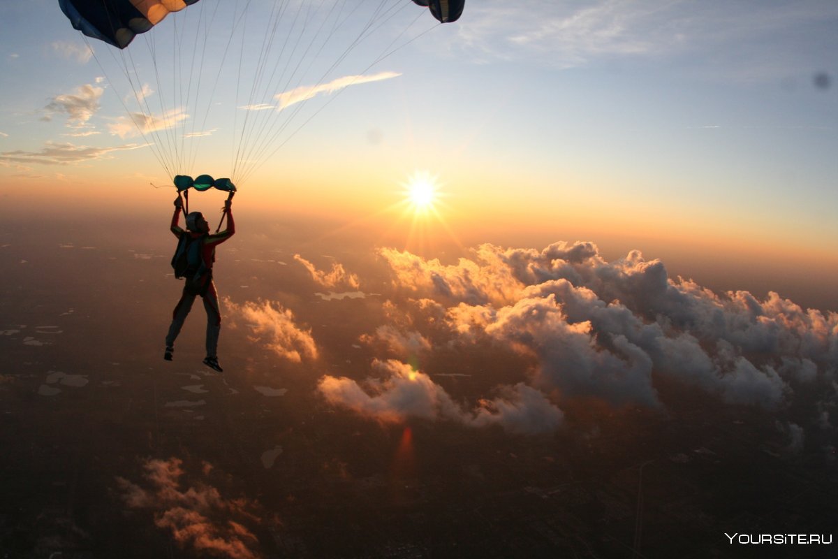 Прыжок с парашютом на закате