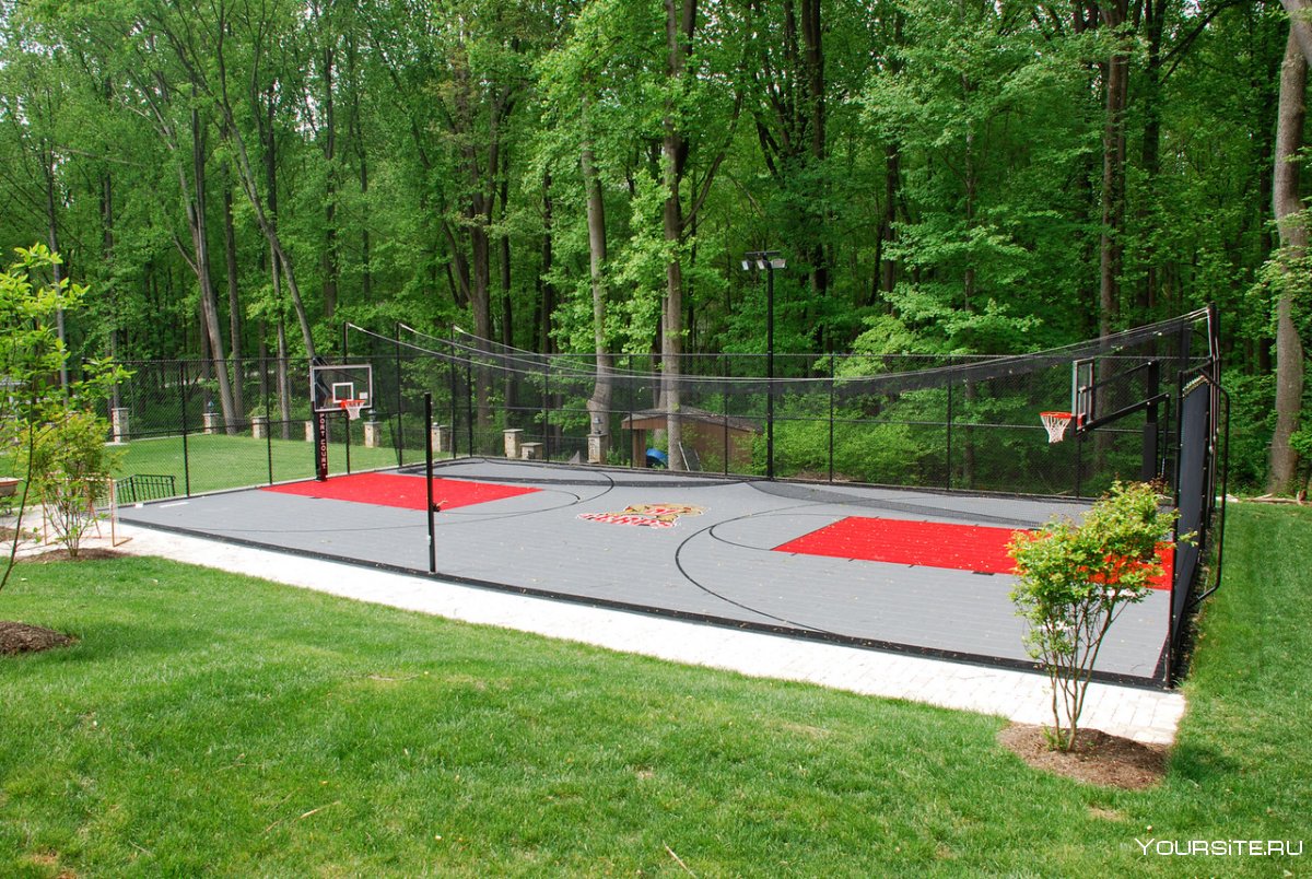 Баскетбольная площадка во дворе