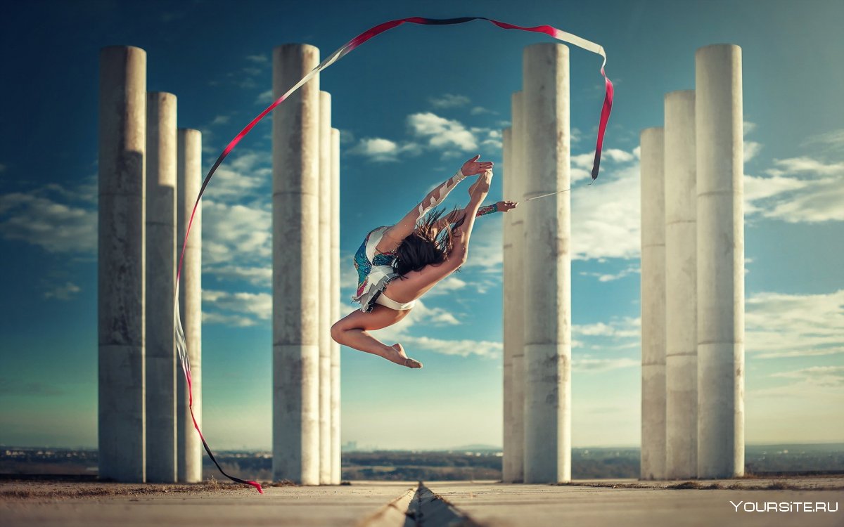 Девушка гимнастка с лентой