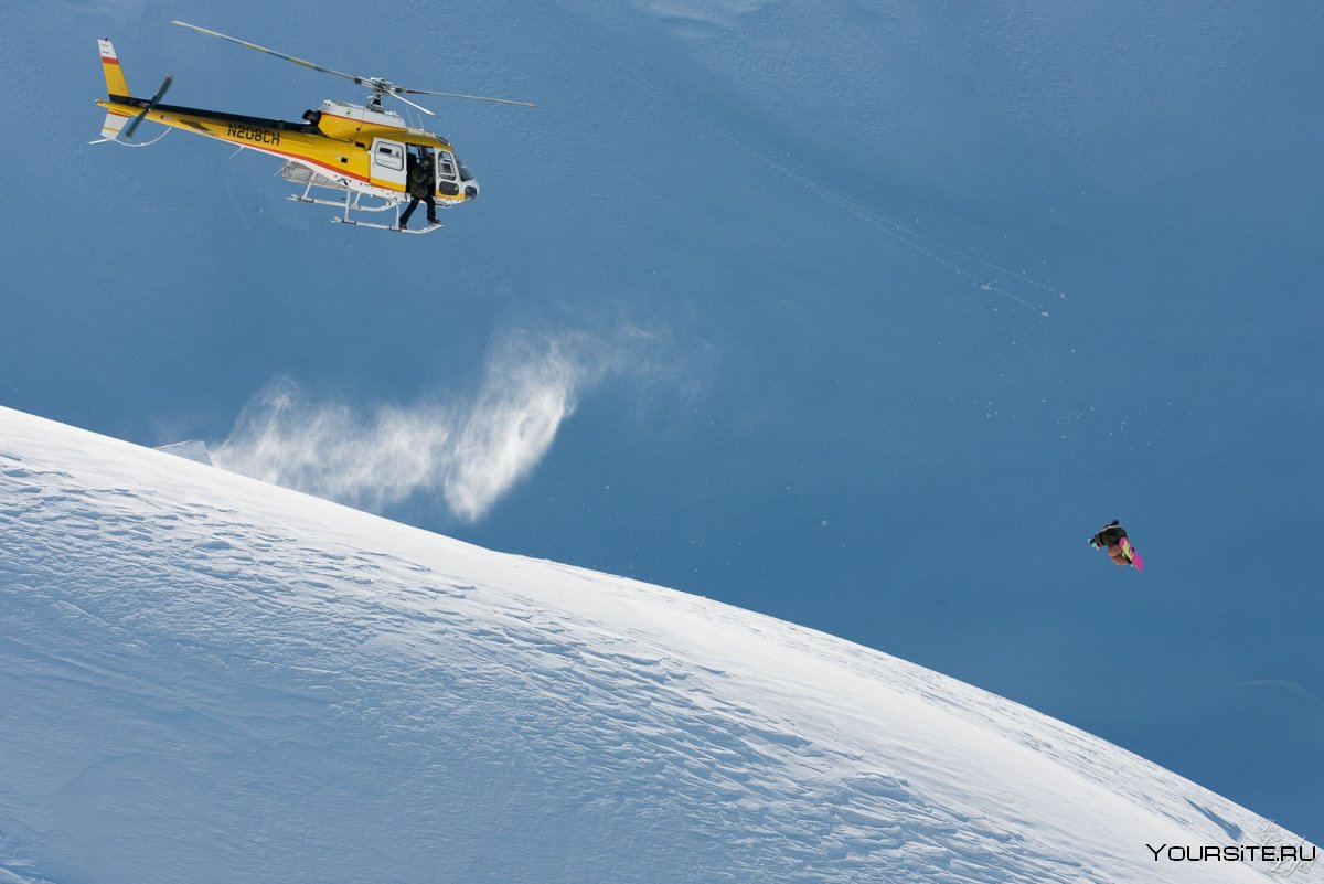 Сноубордист прыгает с вертолета