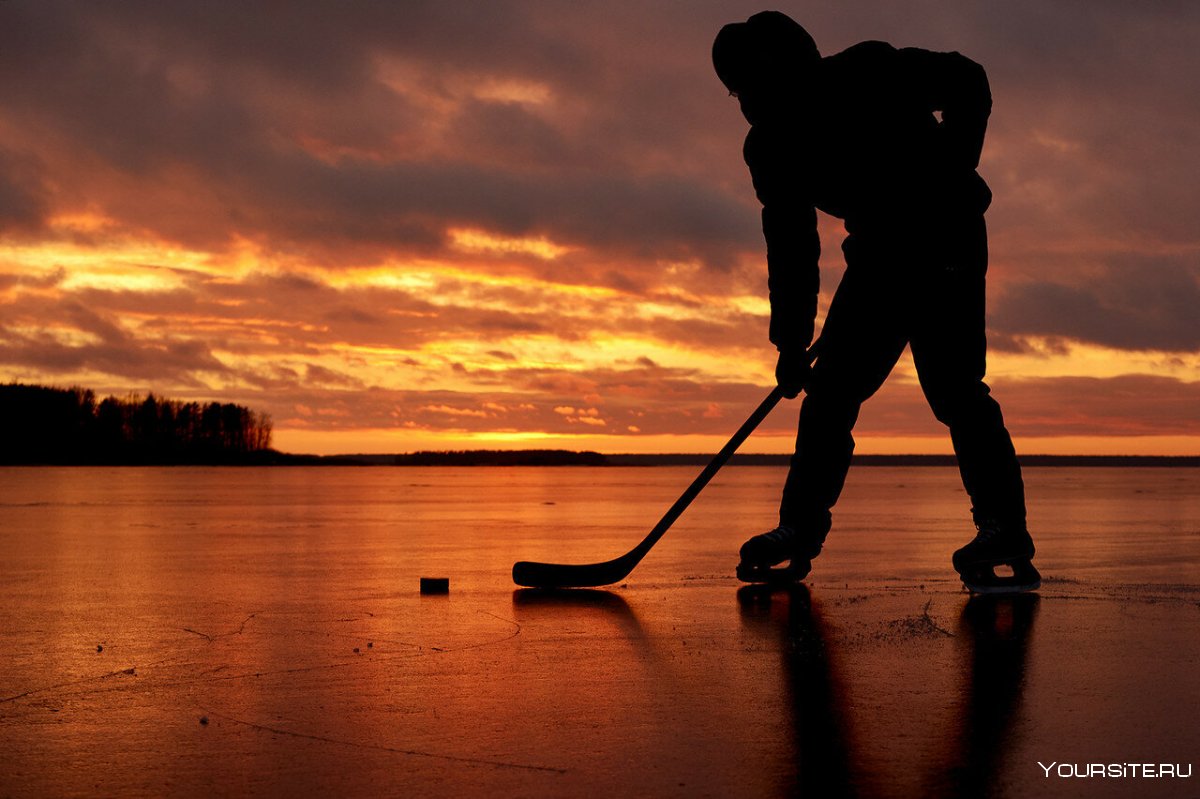 Хоккеист и песок на льду