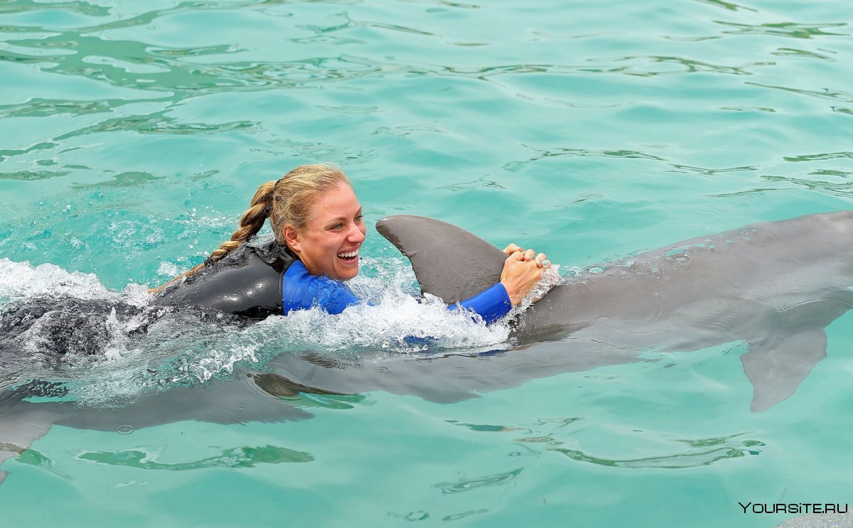 Девушка с дельфином блондинка