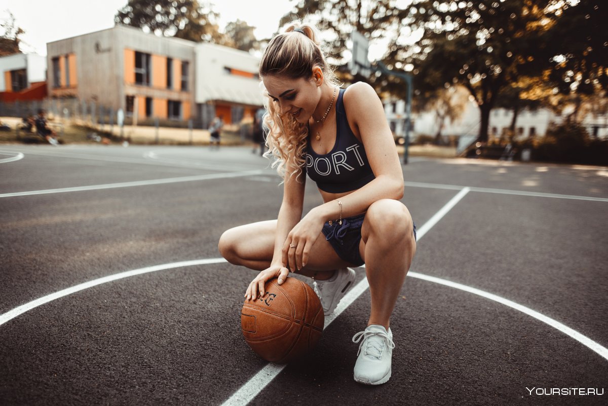 Девушка с баскетбольным мячом