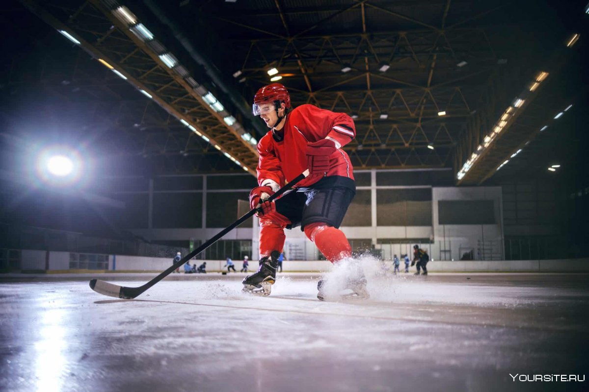 Хоккеист стоя на льду