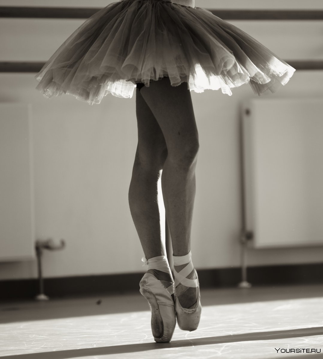 Балерина в черных пуантах
