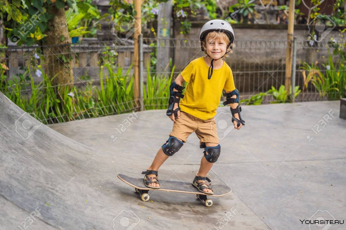 Мальчик катается на скейте в парке