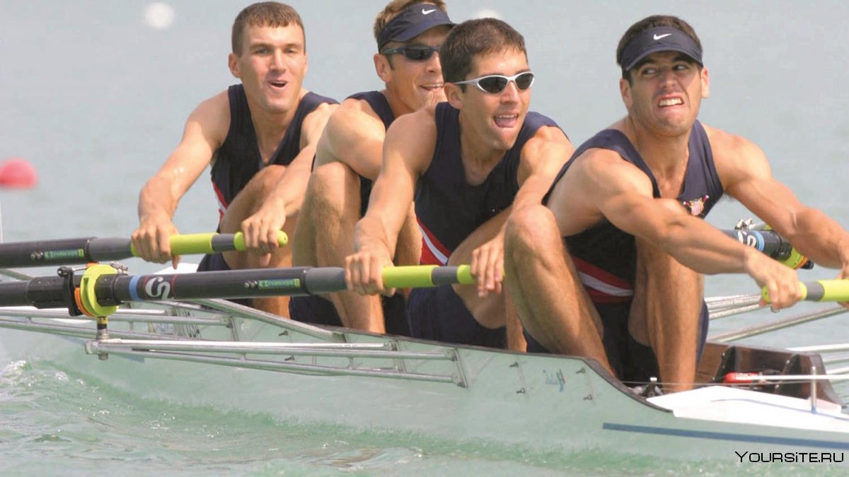 Загорелые гребцы
