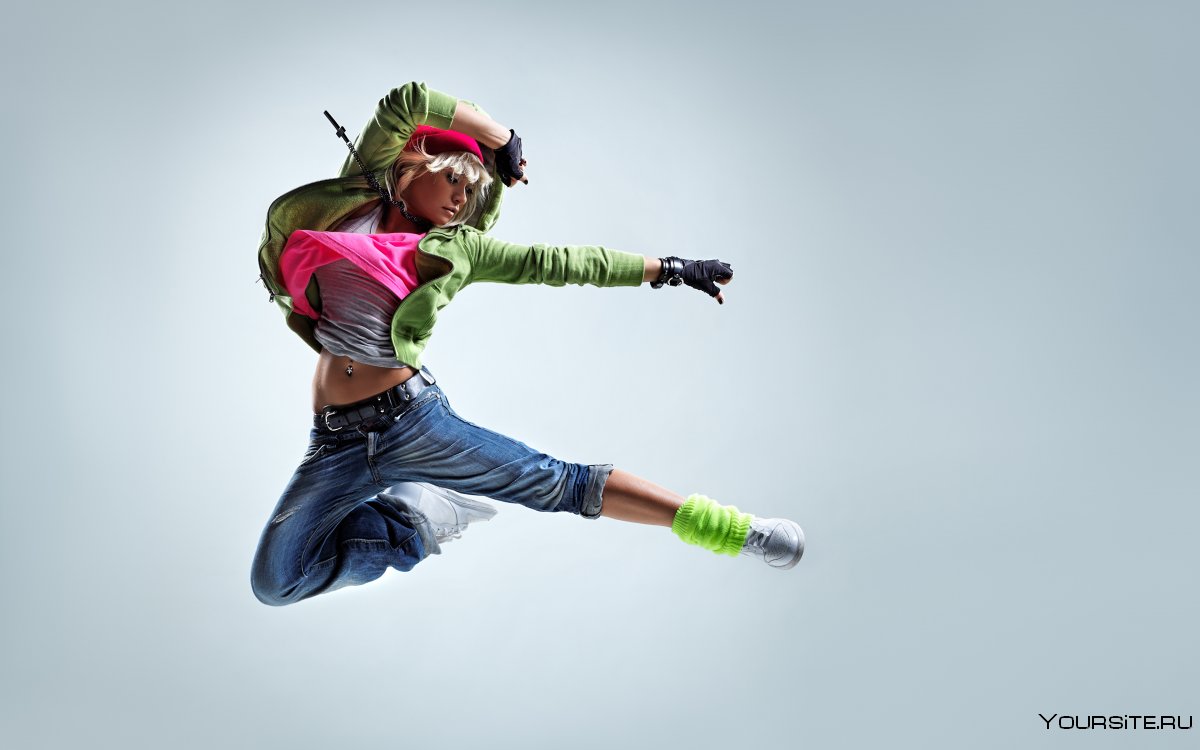 Танцующая девушка в прыжке