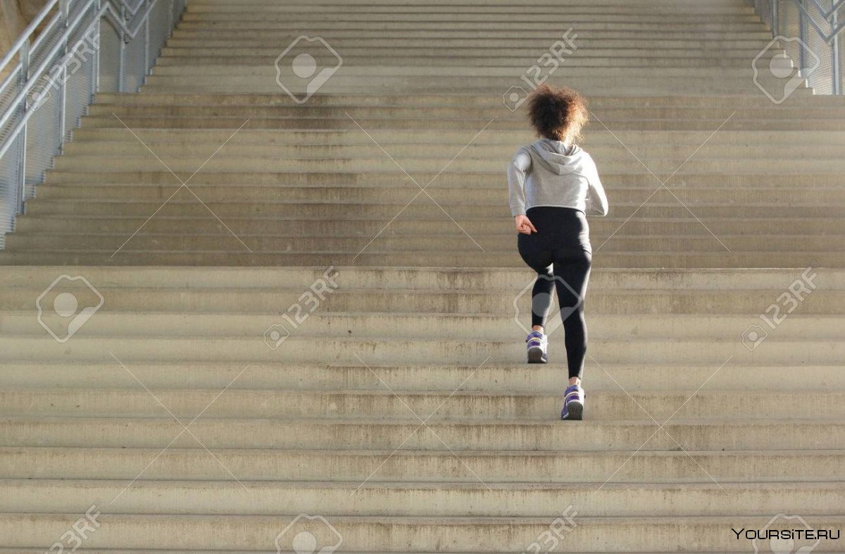 Взбегание по ступенькам лестницы