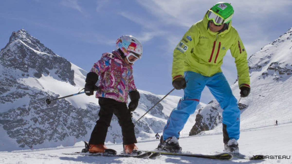 Дети на горных лыжах с тренером