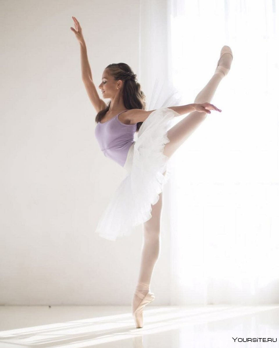Балерина с вытянутой ногой