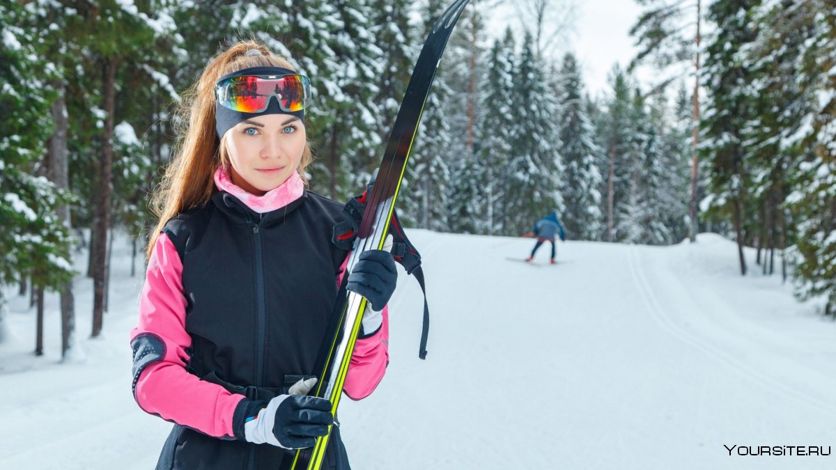 Женщина на беговых лыжах