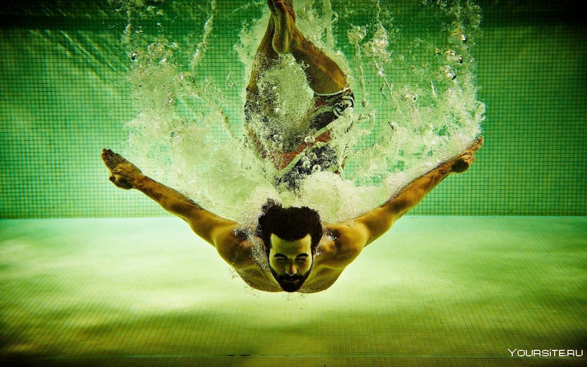 Пловец прыгает