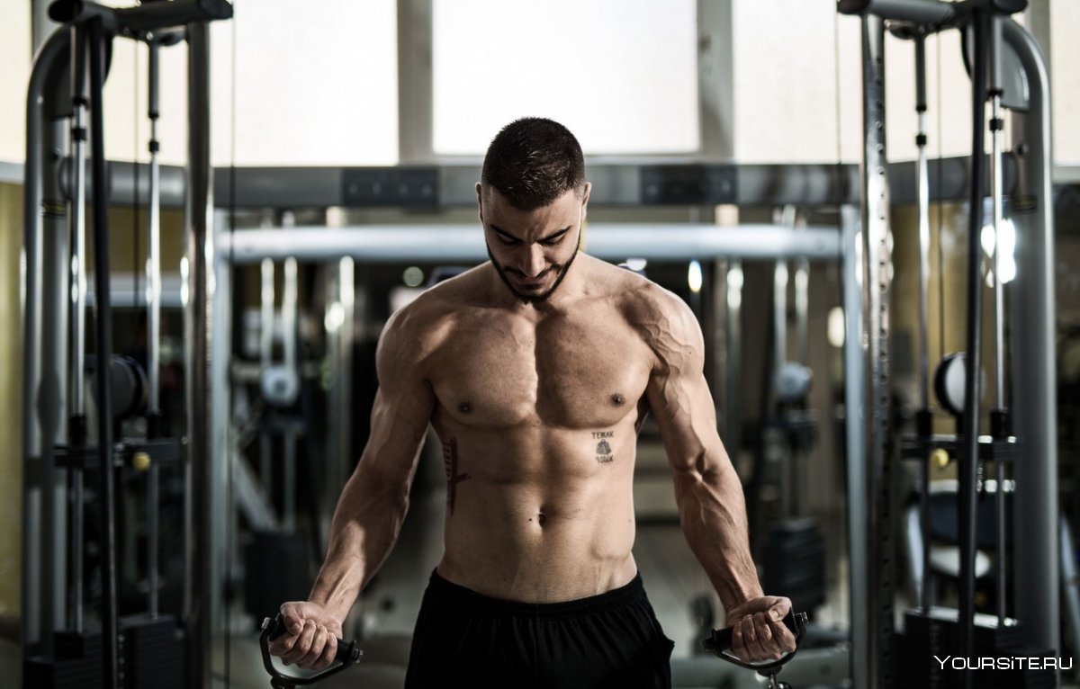 Накаченный мужчина