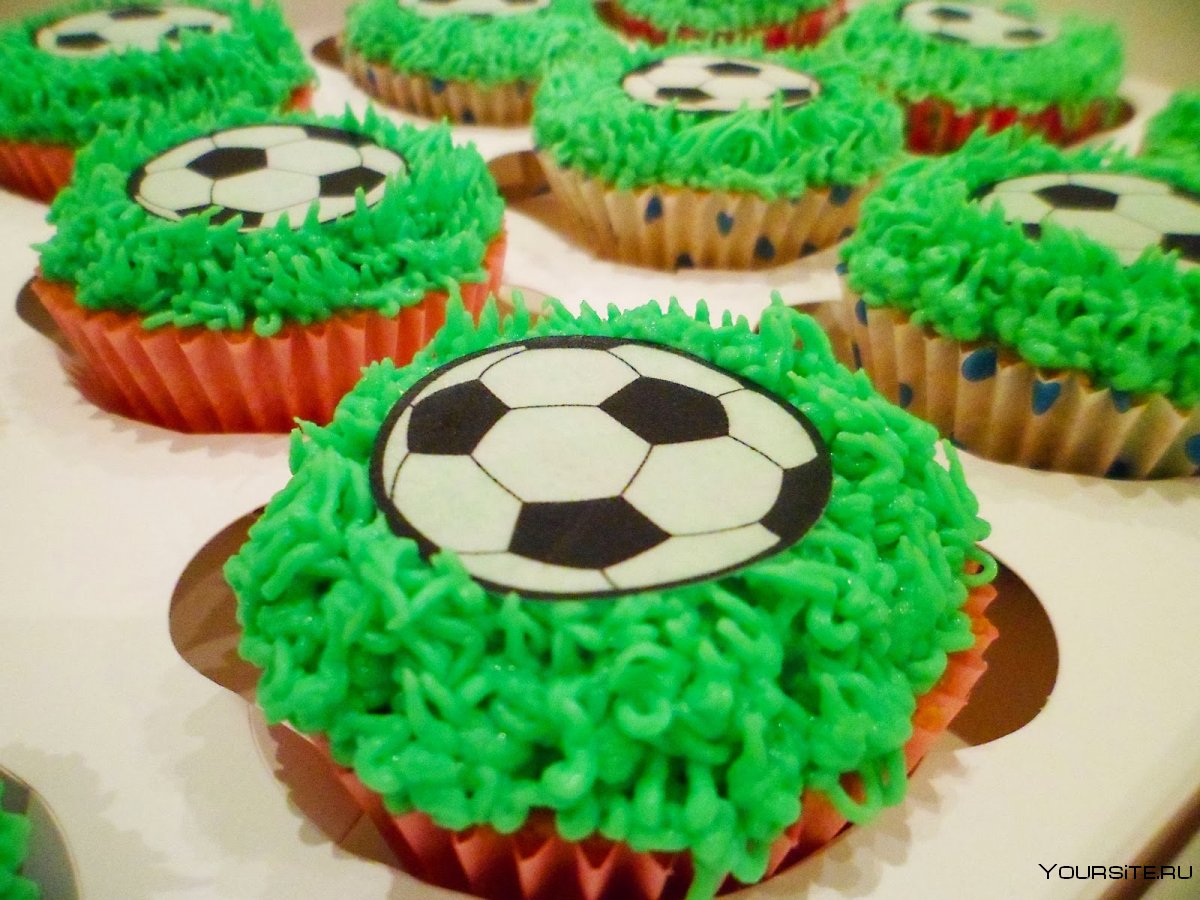 Пирожные с футбольной тематикой