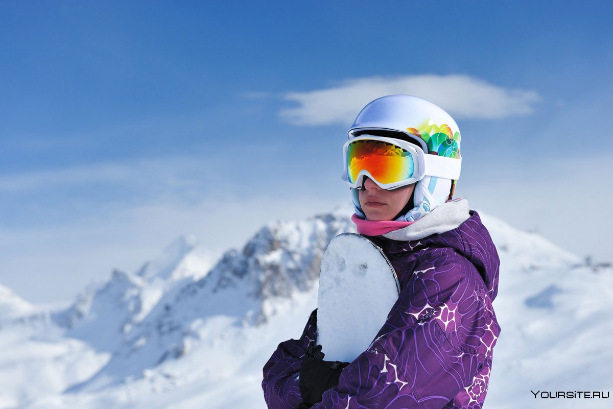 Девушка на сноуборде в шлеме