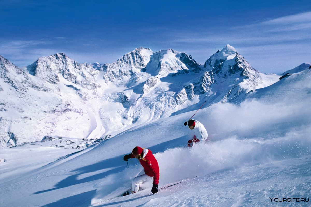 Горы в снегу лыжник