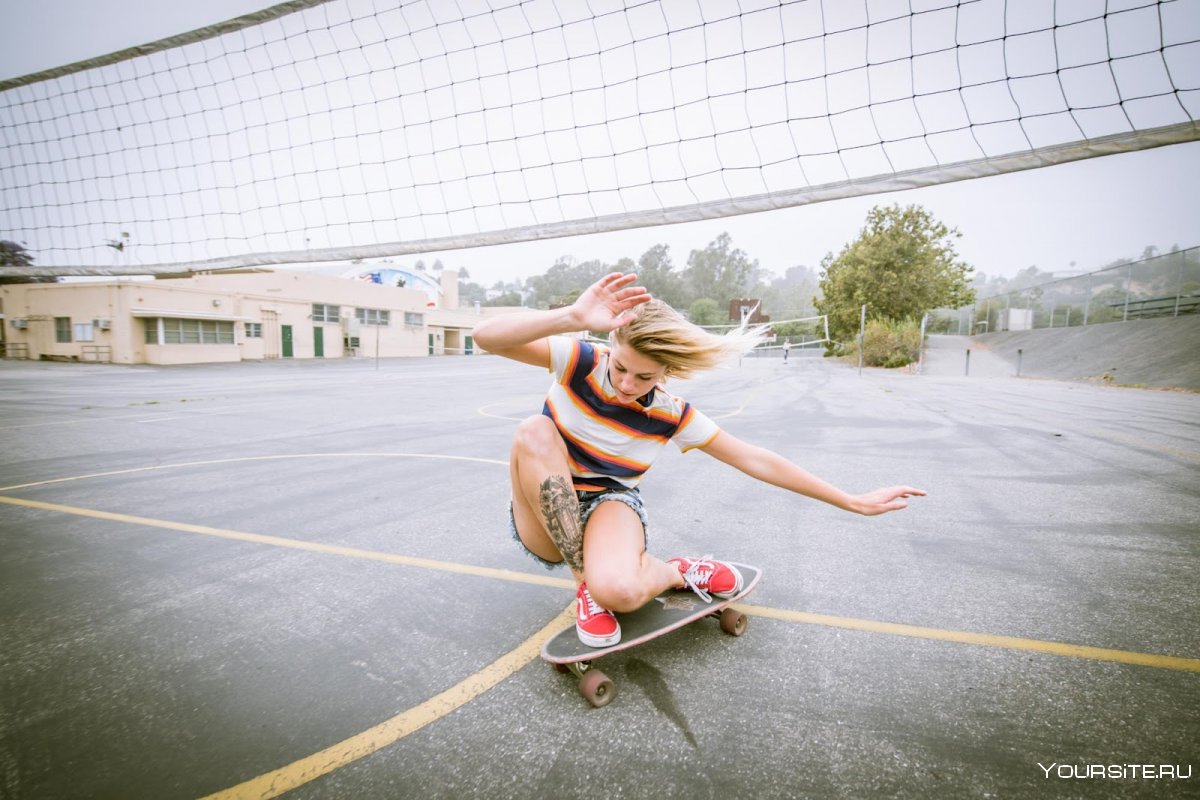 Девушка на скейт площадке