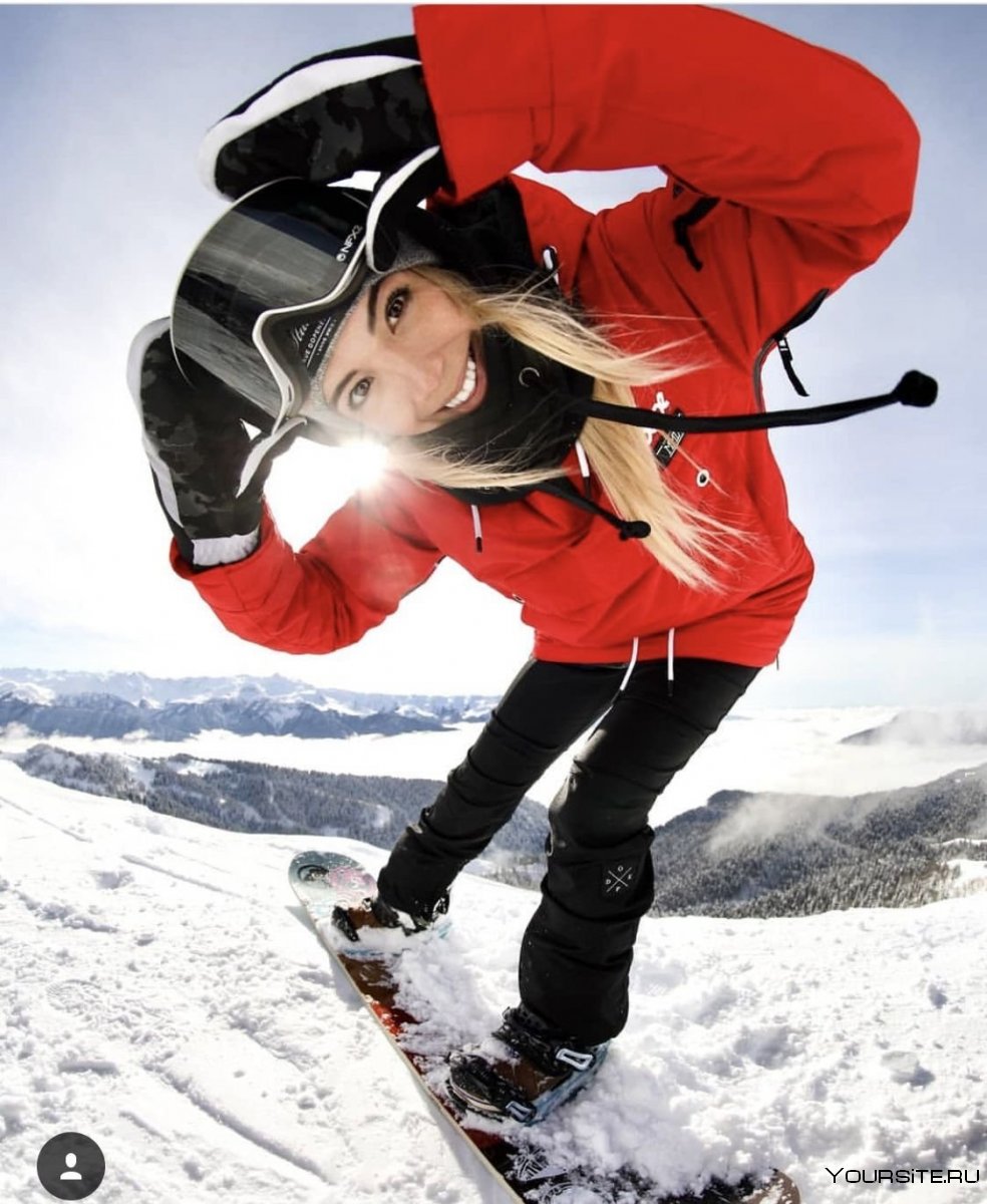 Девушка на лыжах в горах