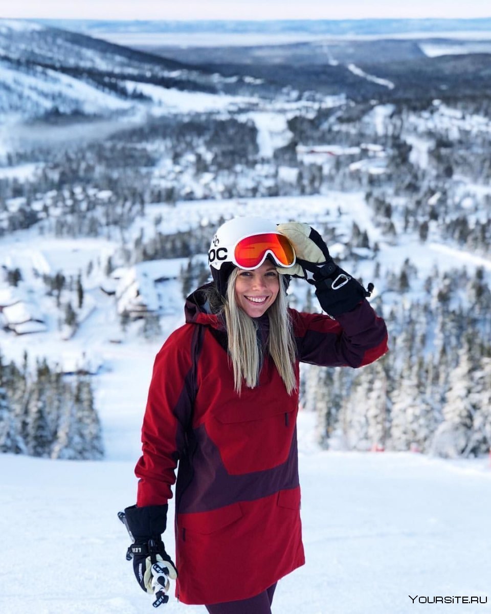Девушка на горных лыжах