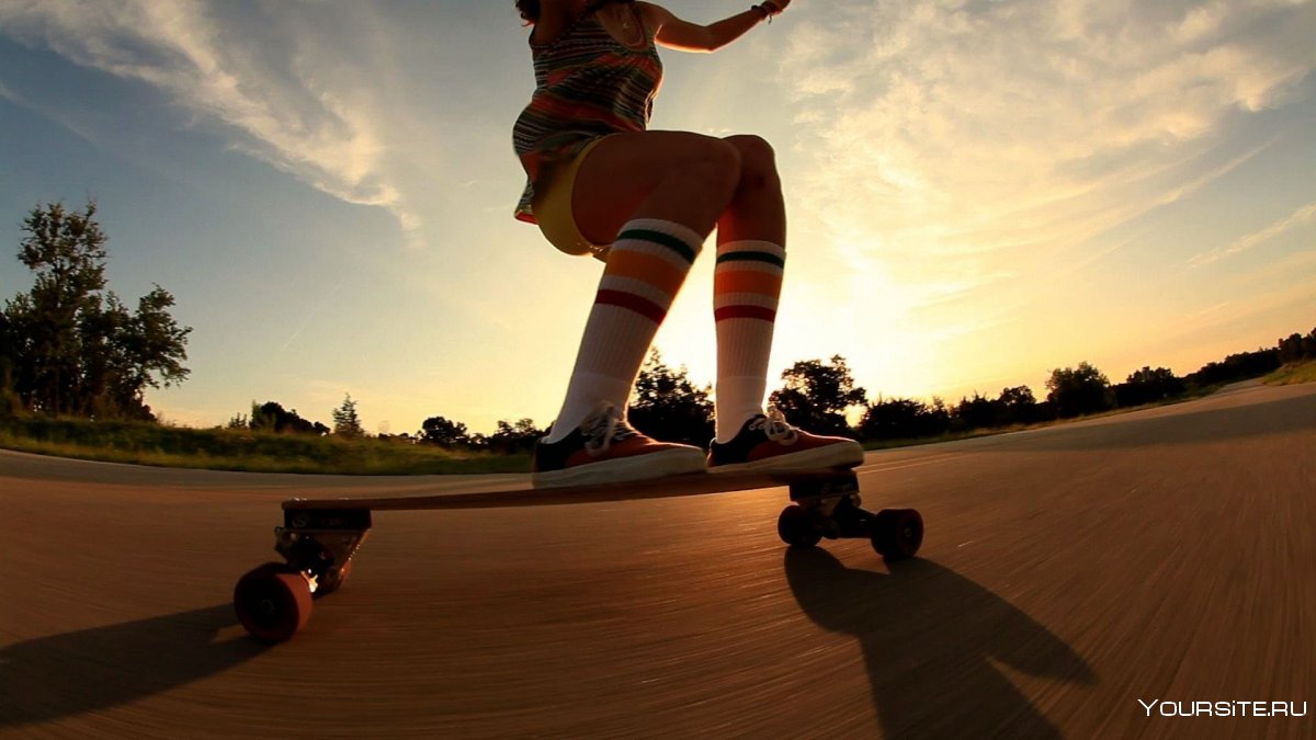 Скейтборд на траве