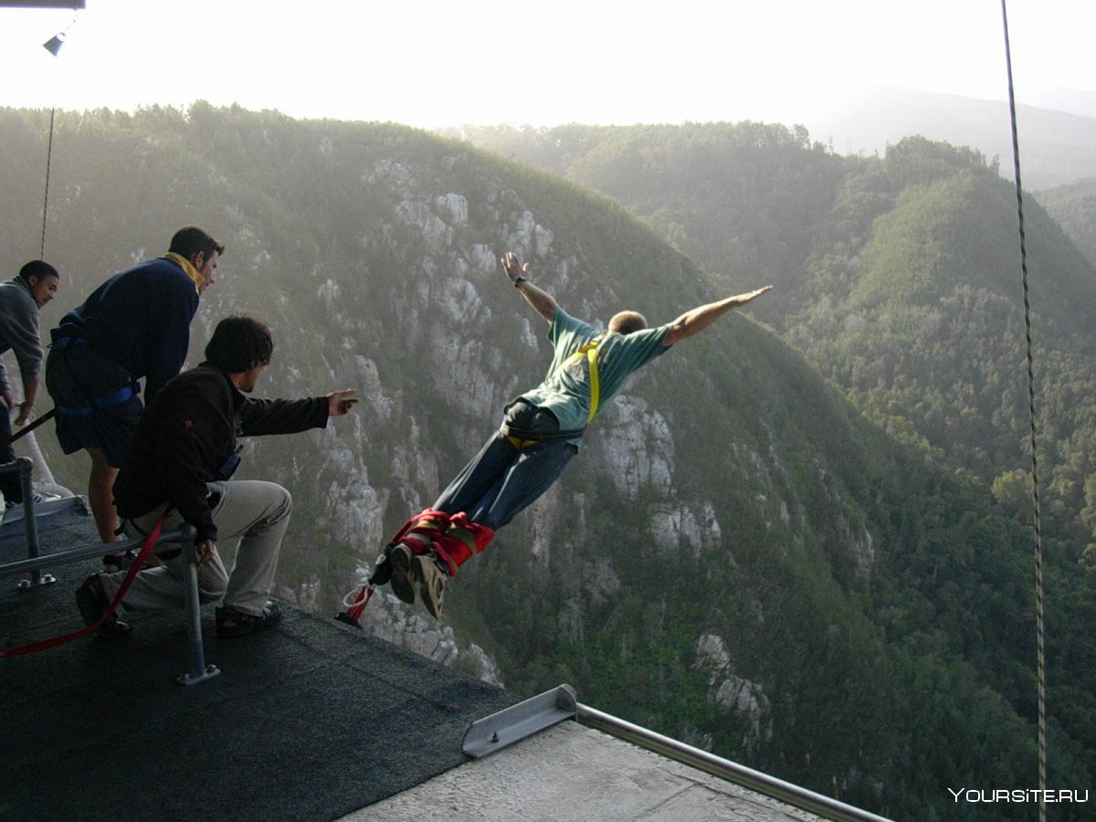 Канатоходец в горах