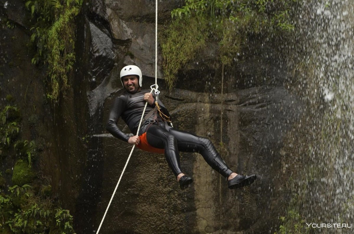 Спуск с горы на веревке