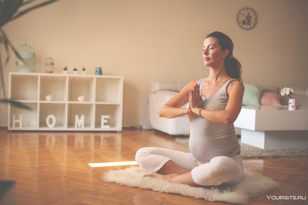 Беременная женщина медитирует