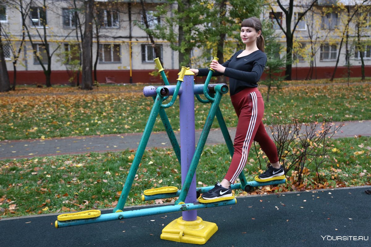Занятия на уличных тренажерах