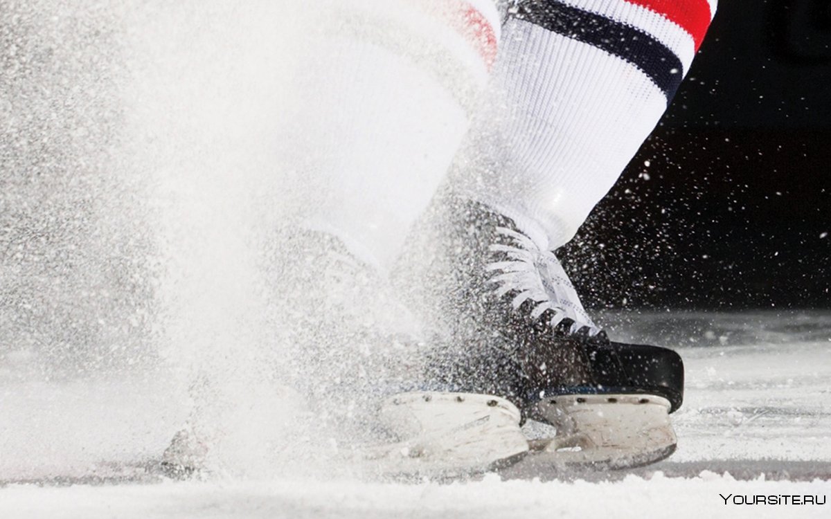 Хоккейные коньки на льду