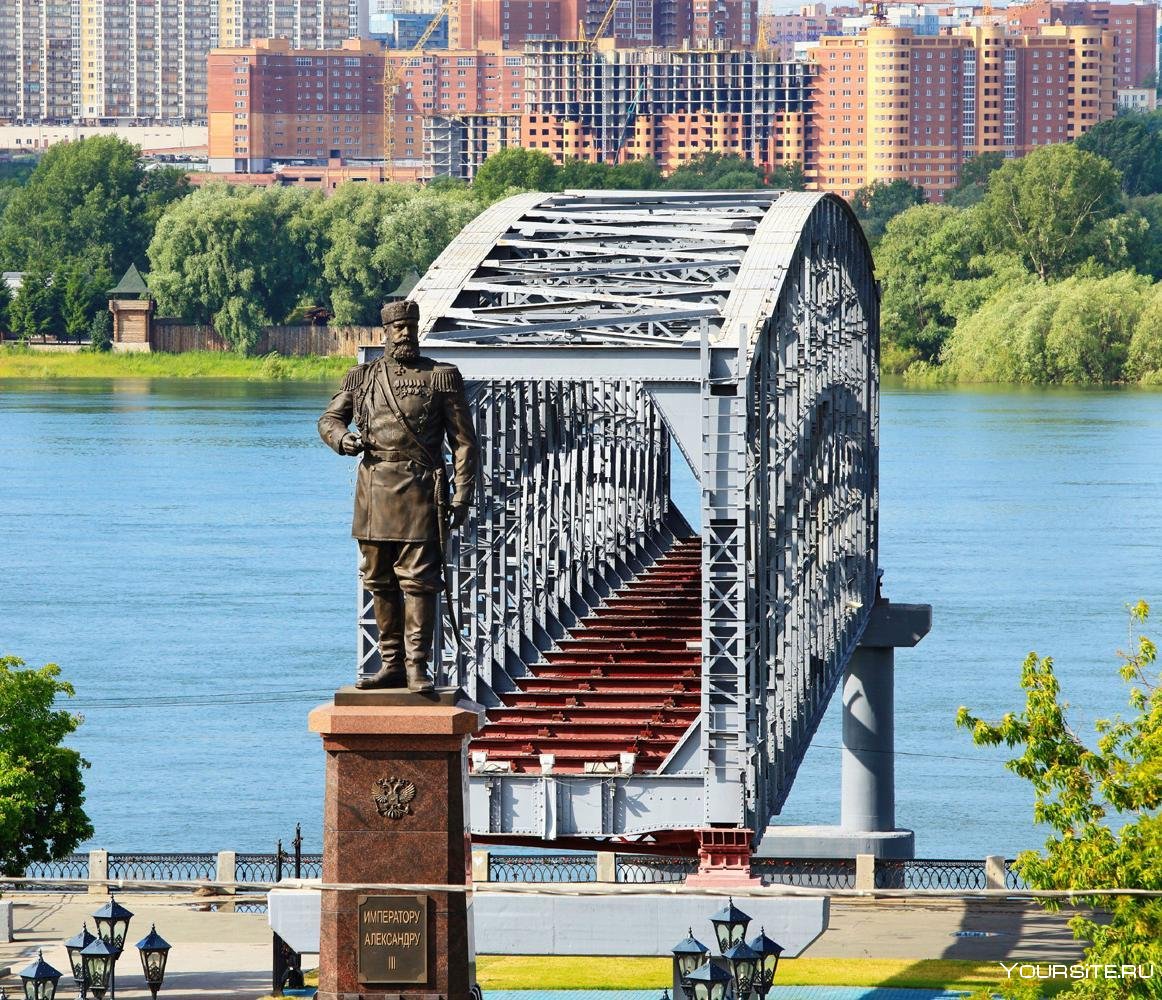 Памятник Александру III В парке «городское начало» на берегу реки Обь