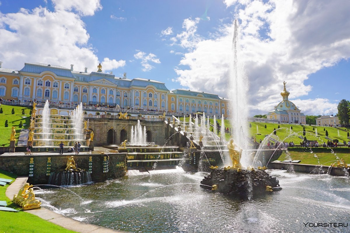 Центральный фонтан дворцово-паркового ансамбля Петергоф называется