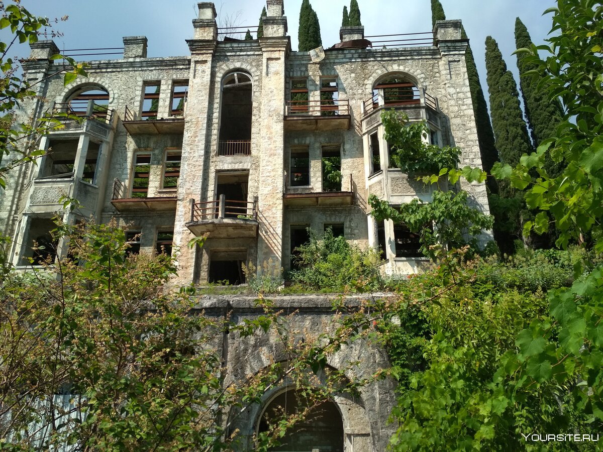 Абхазия, Гудаута, особняк гулария